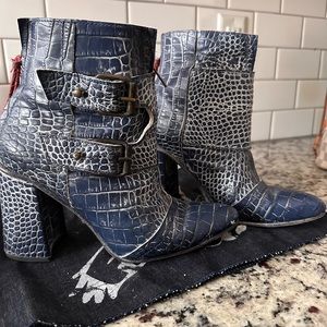 FLASH SALE! FREEBIRD JOEY size 8. Blue snake skin. Rare!